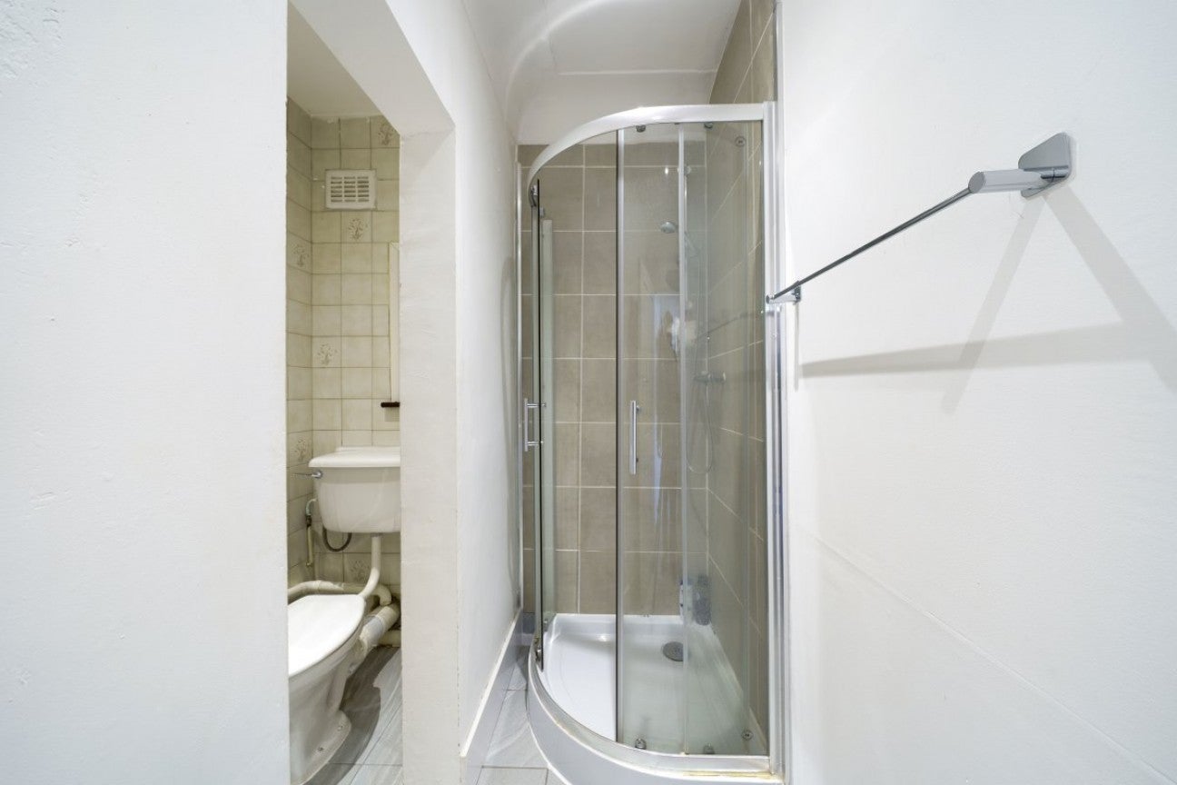 Flat Montpelier Rise in Greater London