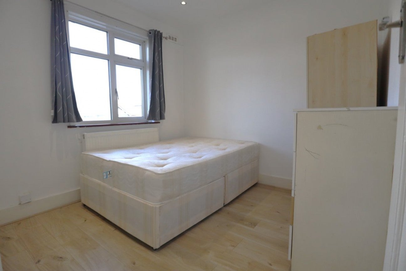 Flat Montpelier Rise in Greater London