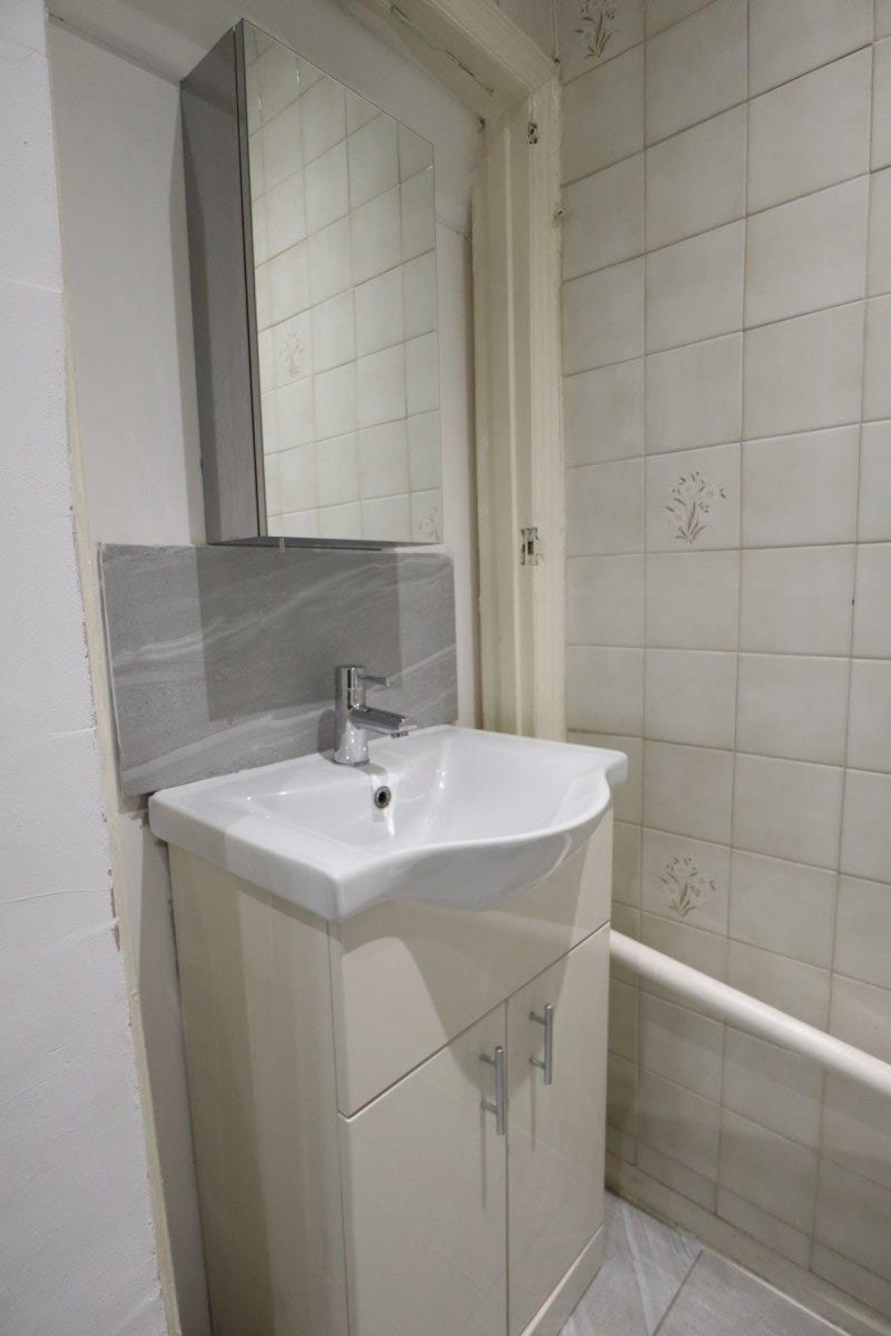 Flat Montpelier Rise in Greater London