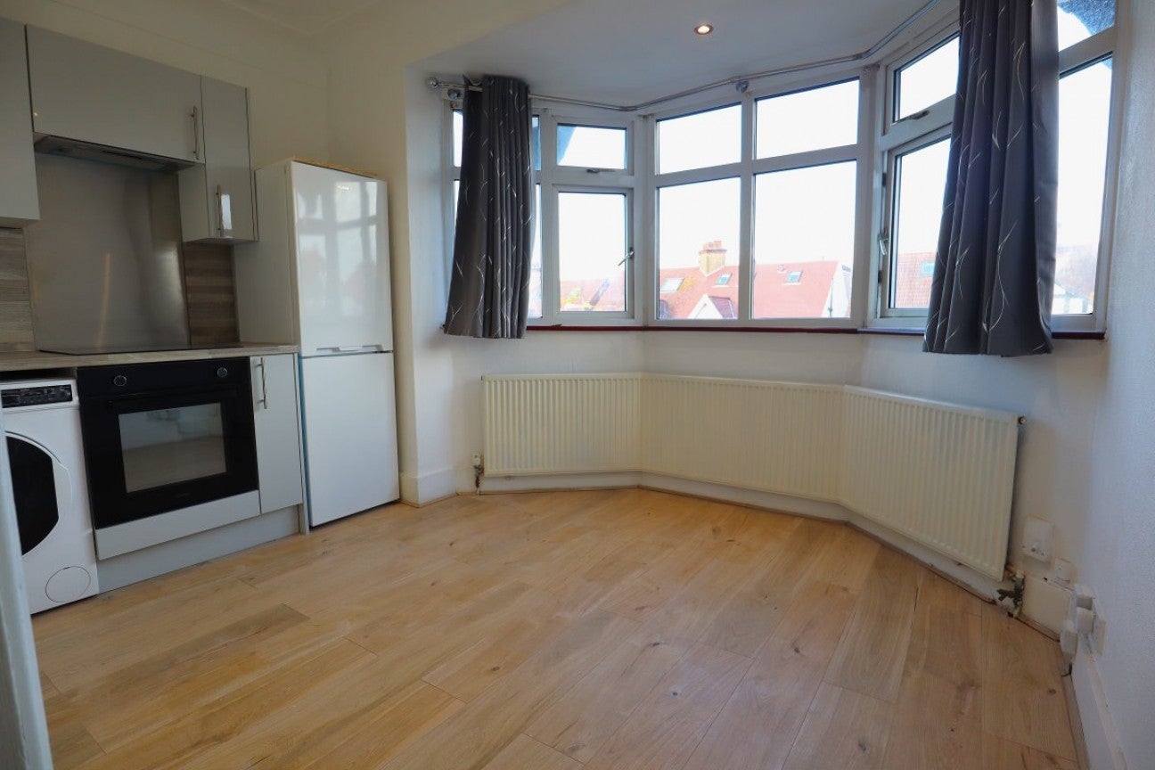 Flat Montpelier Rise in Greater London
