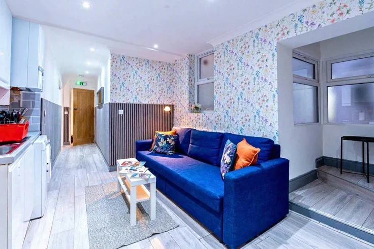 Flat Beaumont Crescent in Greater London