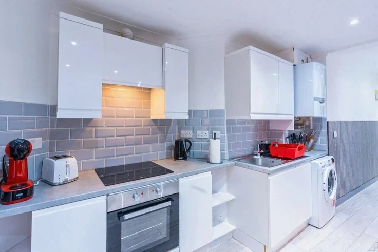 Flat Beaumont Crescent in Greater London