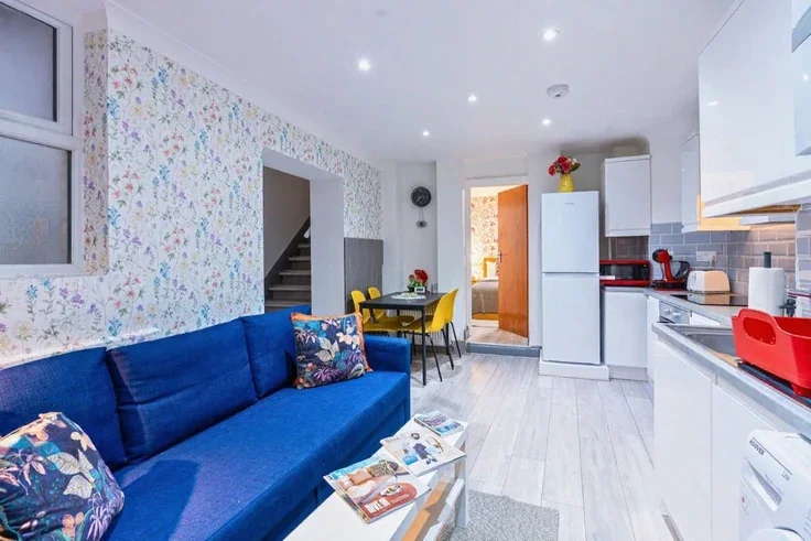 Flat Beaumont Crescent in Greater London