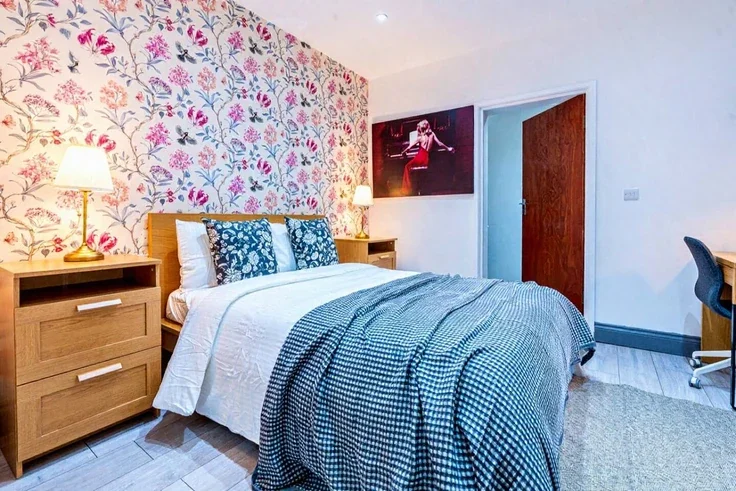 Flat Beaumont Crescent in Greater London
