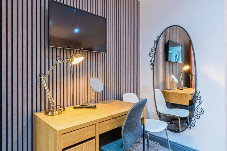 Flat Beaumont Crescent in Greater London