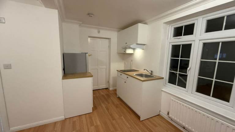 Flat Grange Road in Greater London