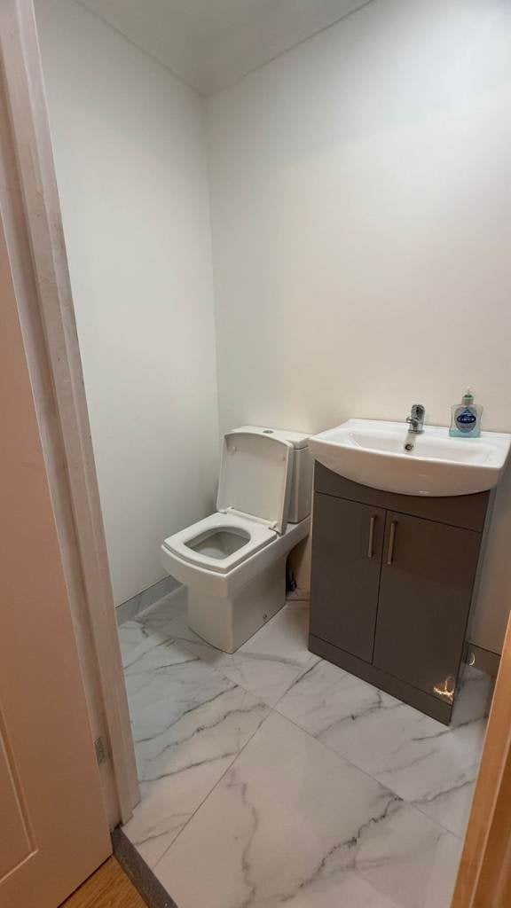 Flat Grange Road in Greater London