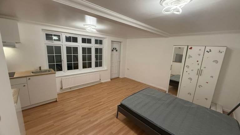 Flat Grange Road in Greater London