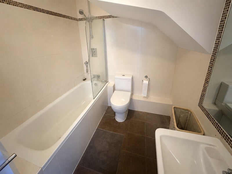 Flat Holstein Avenue in Elmbridge