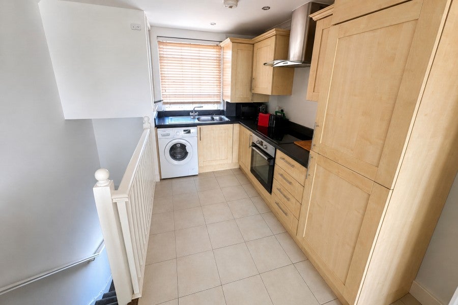 Flat Holstein Avenue in Elmbridge