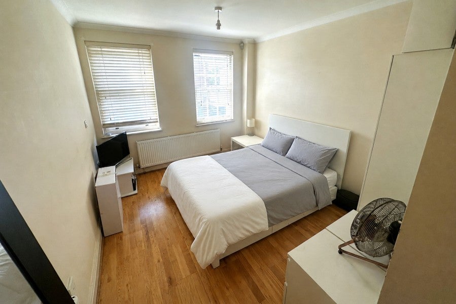 Flat Holstein Avenue in Elmbridge