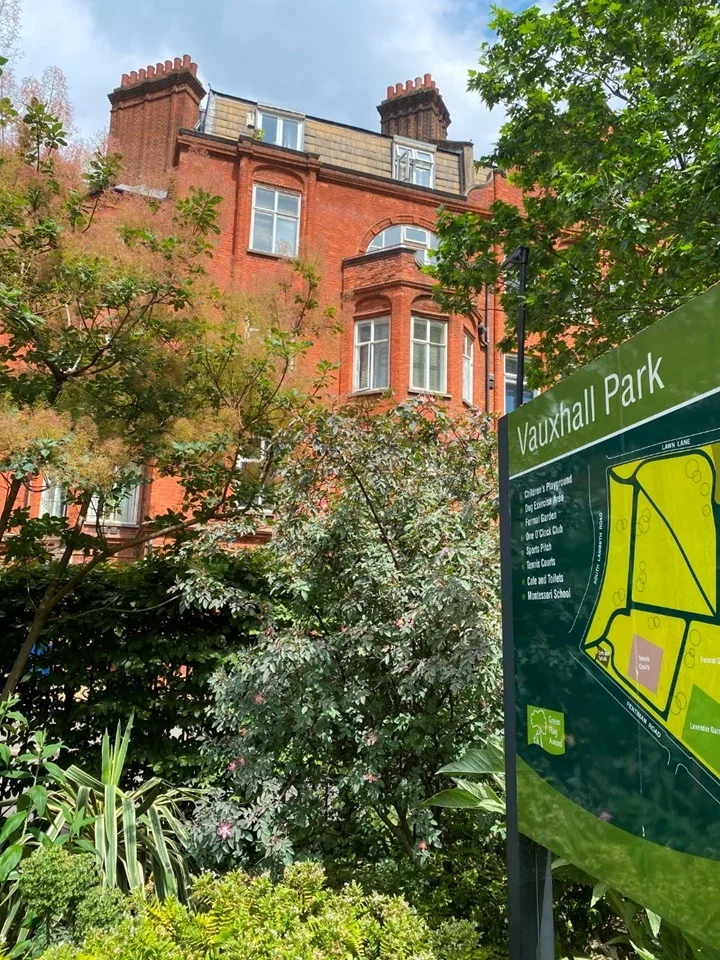 Flat Lawn Lane in Greater London