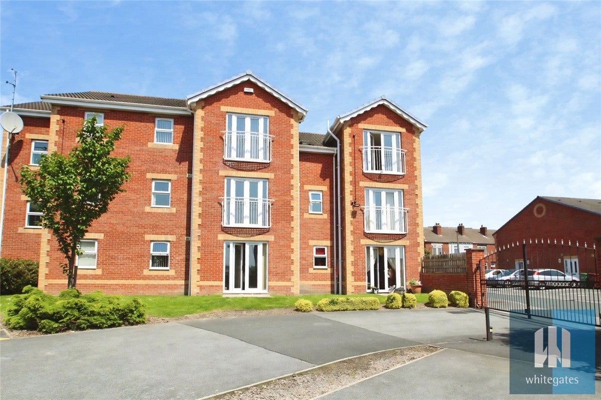 Flat Sandringham Court in Wakefield