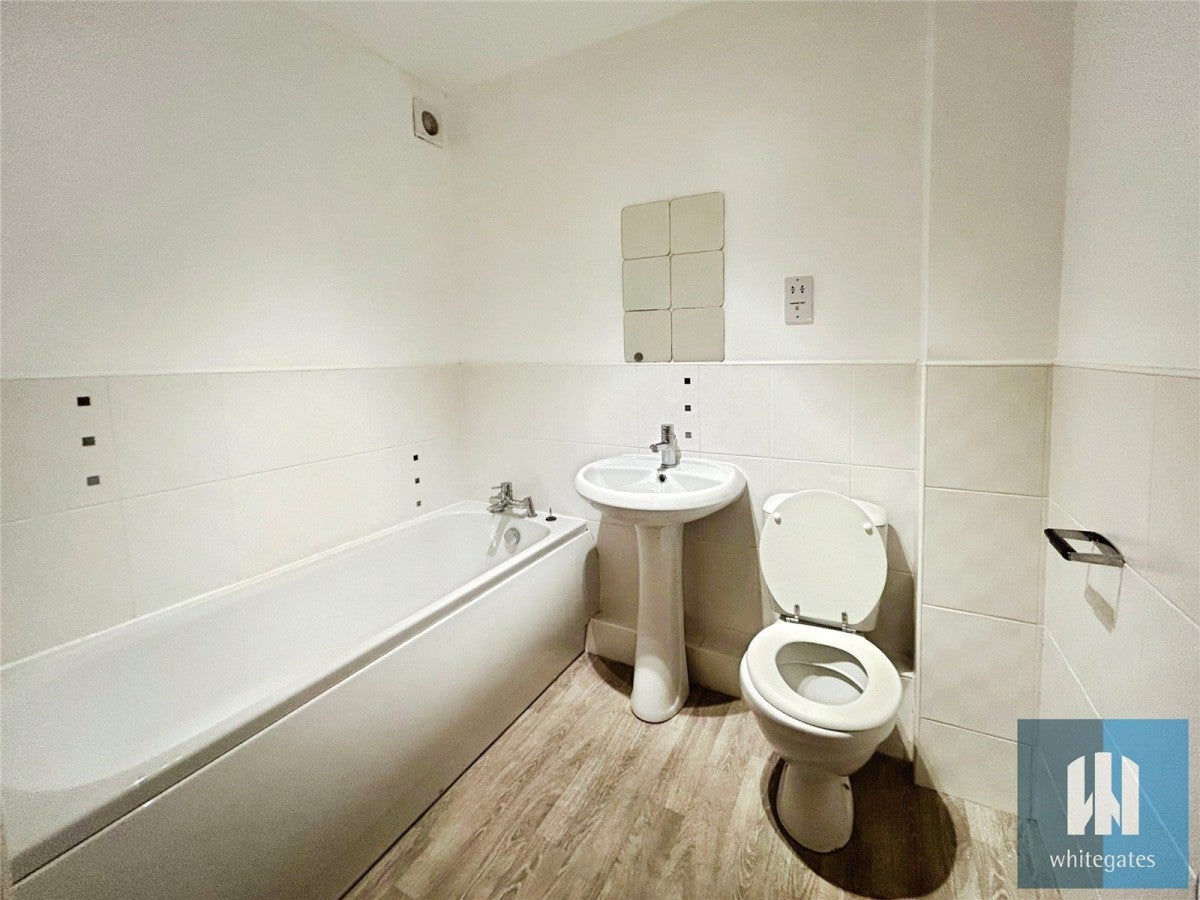 Flat Sandringham Court in Wakefield