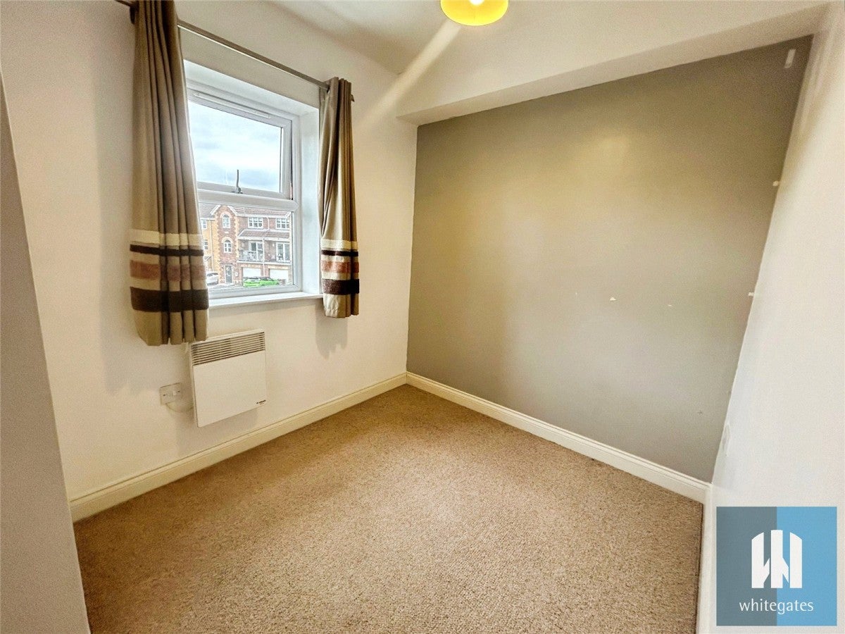 Flat Sandringham Court in Wakefield