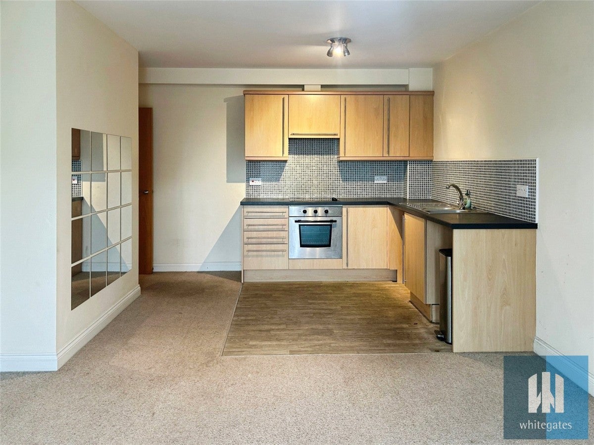 Flat Sandringham Court in Wakefield