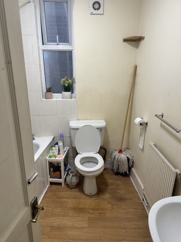 Room Plashet Grove in Greater London