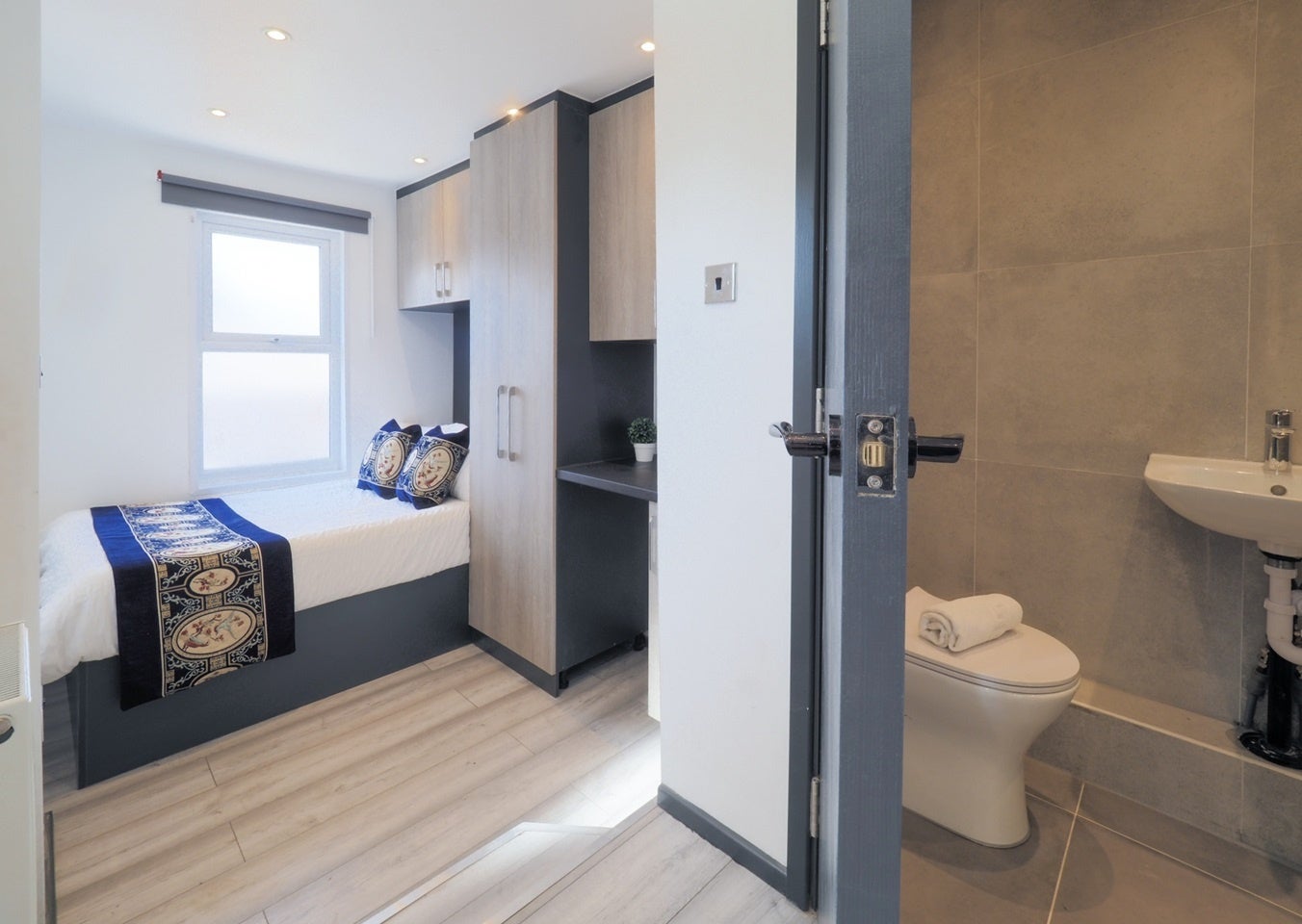 Room Greenhill Road in Greater London