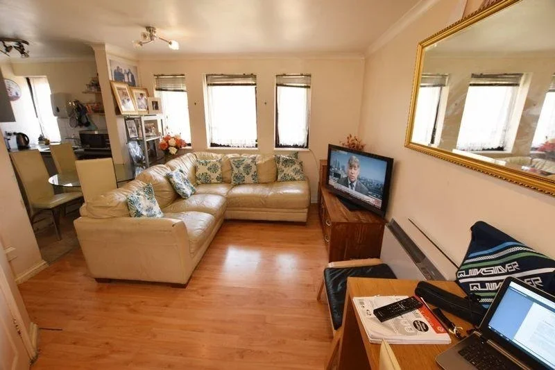 Flat Drake Crescent in Greater London