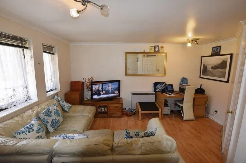 Flat Drake Crescent in Greater London
