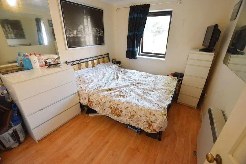 Flat Drake Crescent in Greater London