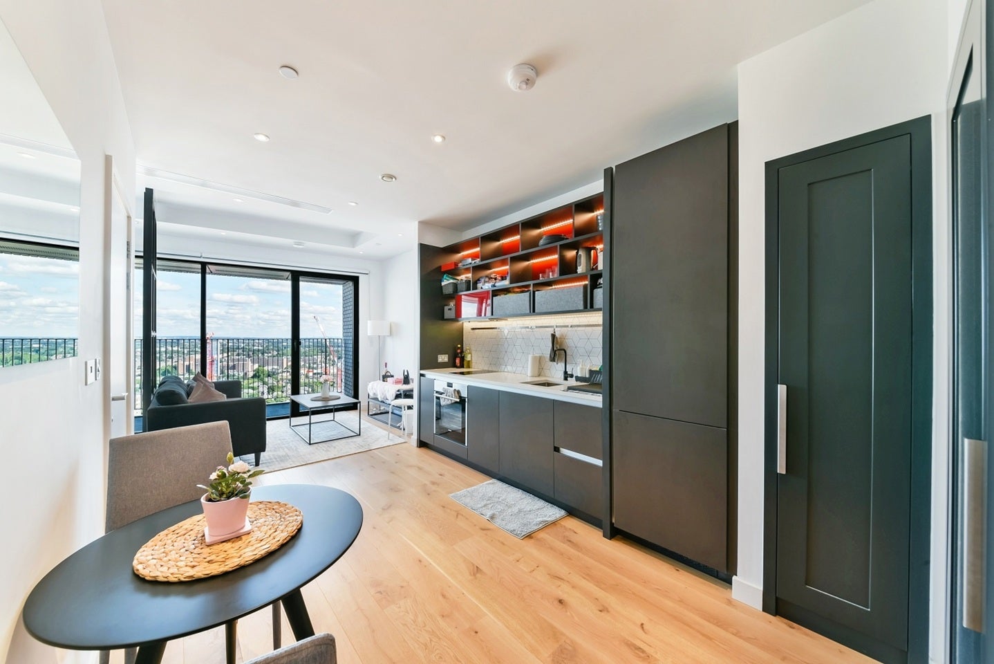 Flat City Island Way in Greater London