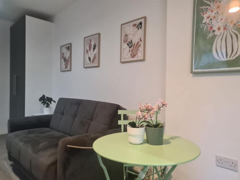 Flat Bushby Avenue in Broxbourne