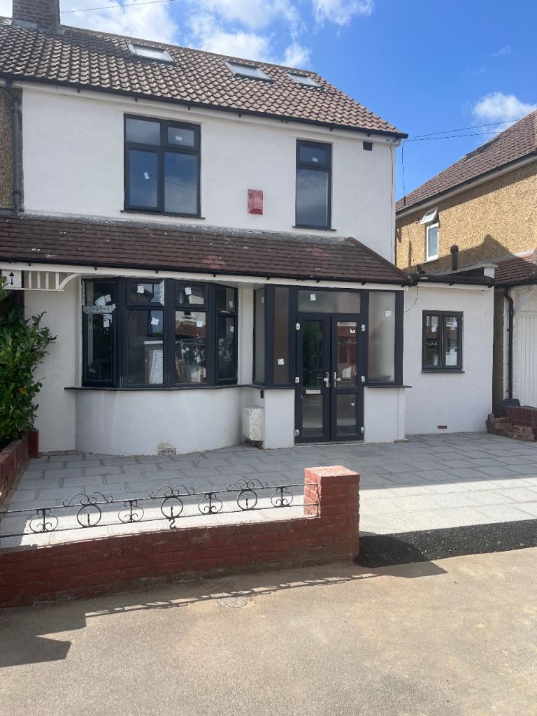 Flat Bushby Avenue in Broxbourne