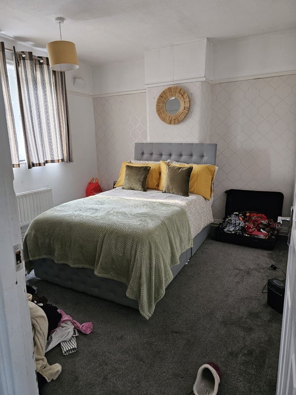 Room Shawlea Avenue in Manchester