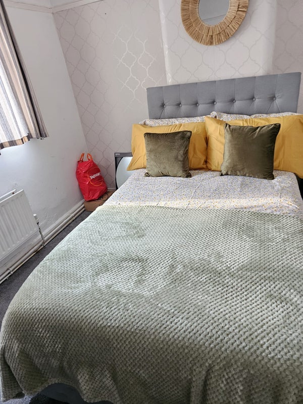 Room Shawlea Avenue in Manchester