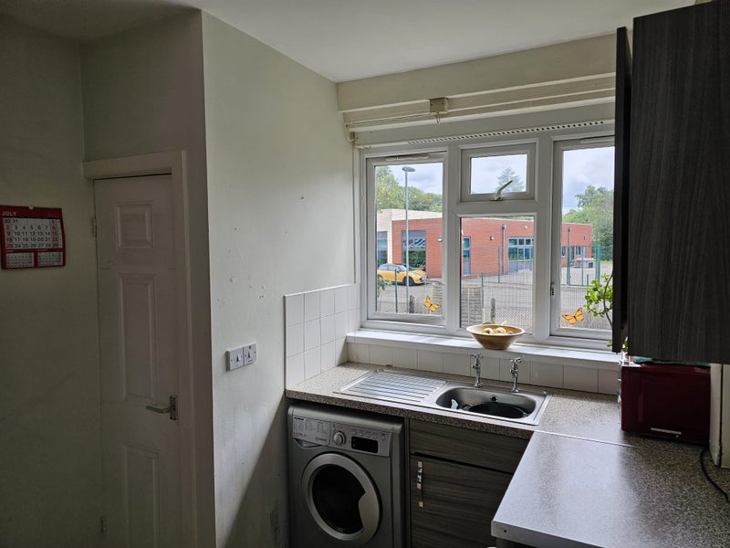 Room Shawlea Avenue in Manchester