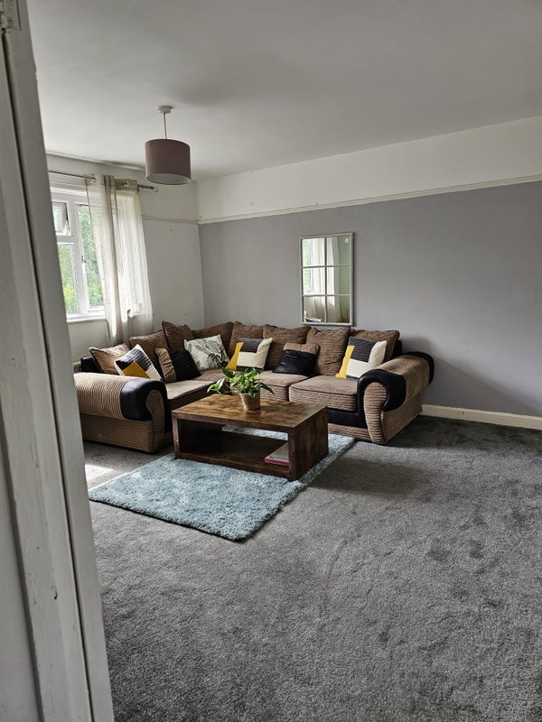 Room Shawlea Avenue in Manchester