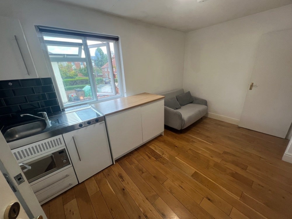 Flat Westway in Greater London