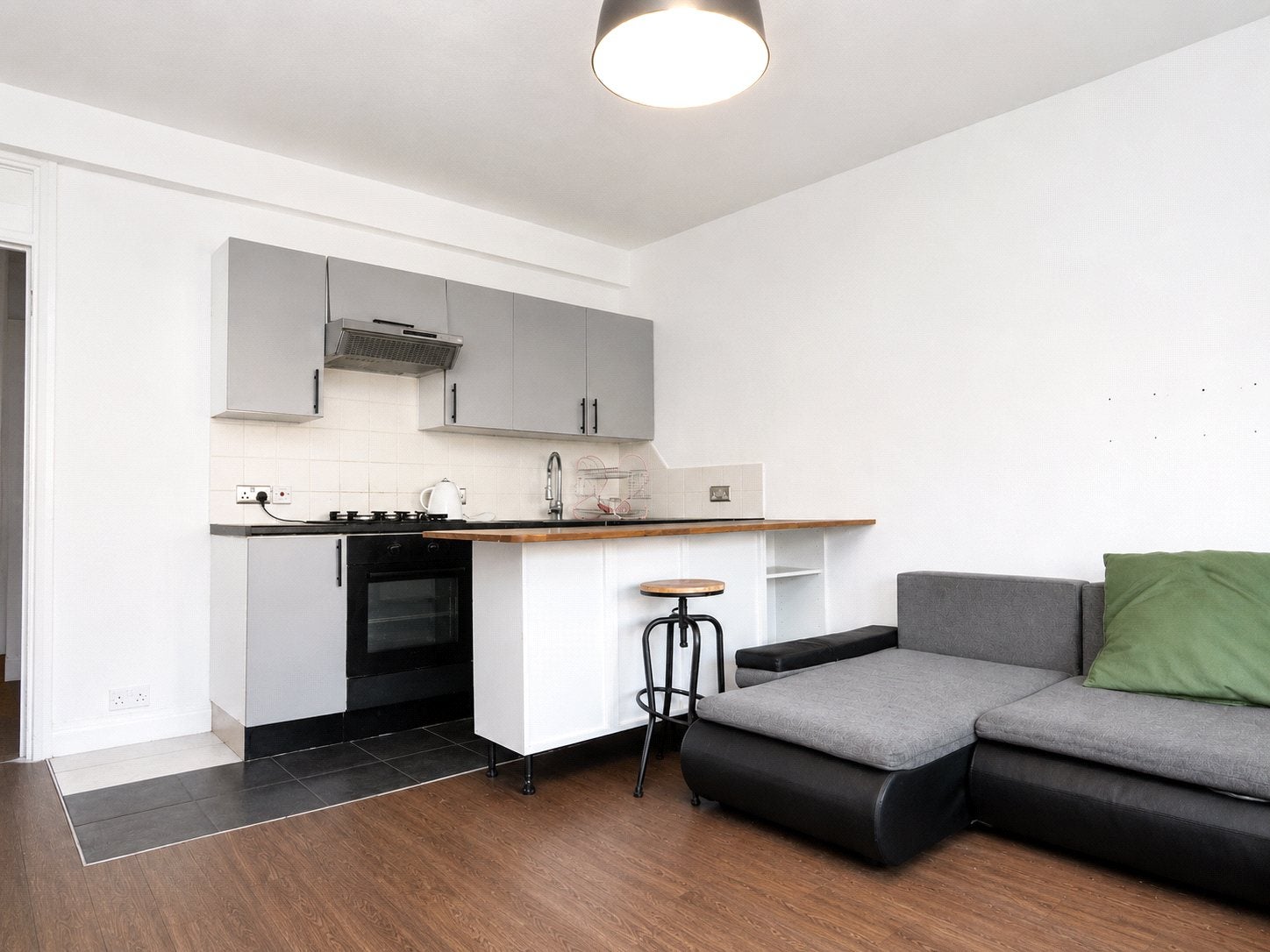 Flat Streatham High Road in Greater London