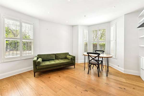House Rowena Crescent in Greater London