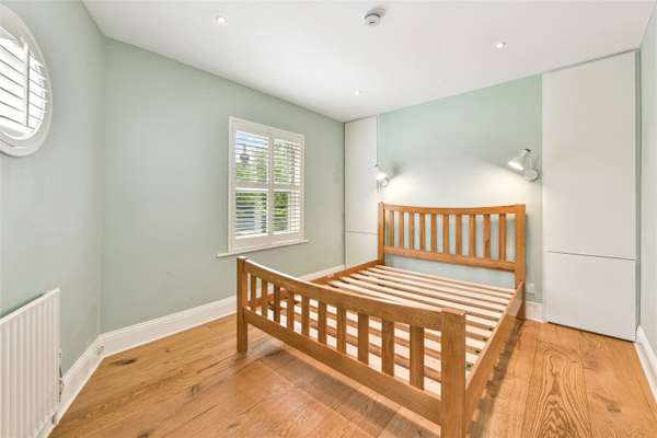 House Rowena Crescent in Greater London