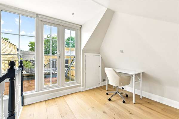 House Rowena Crescent in Greater London