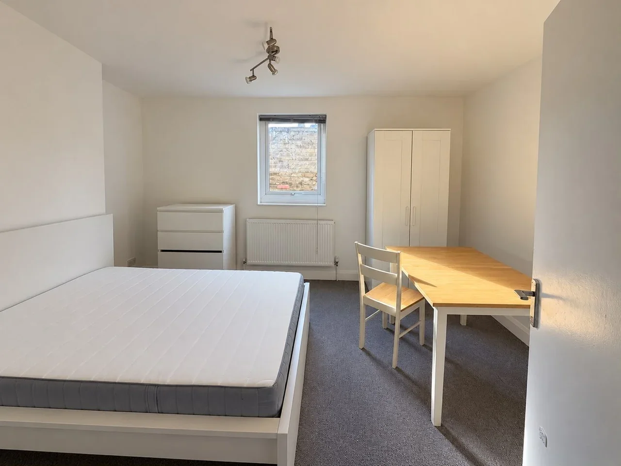 Flat Streatham High Road in Greater London