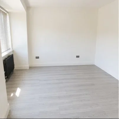 Flat Middleham Gardens in Greater London