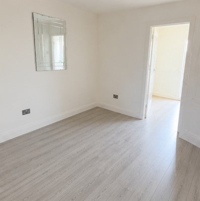 Flat Middleham Gardens in Greater London