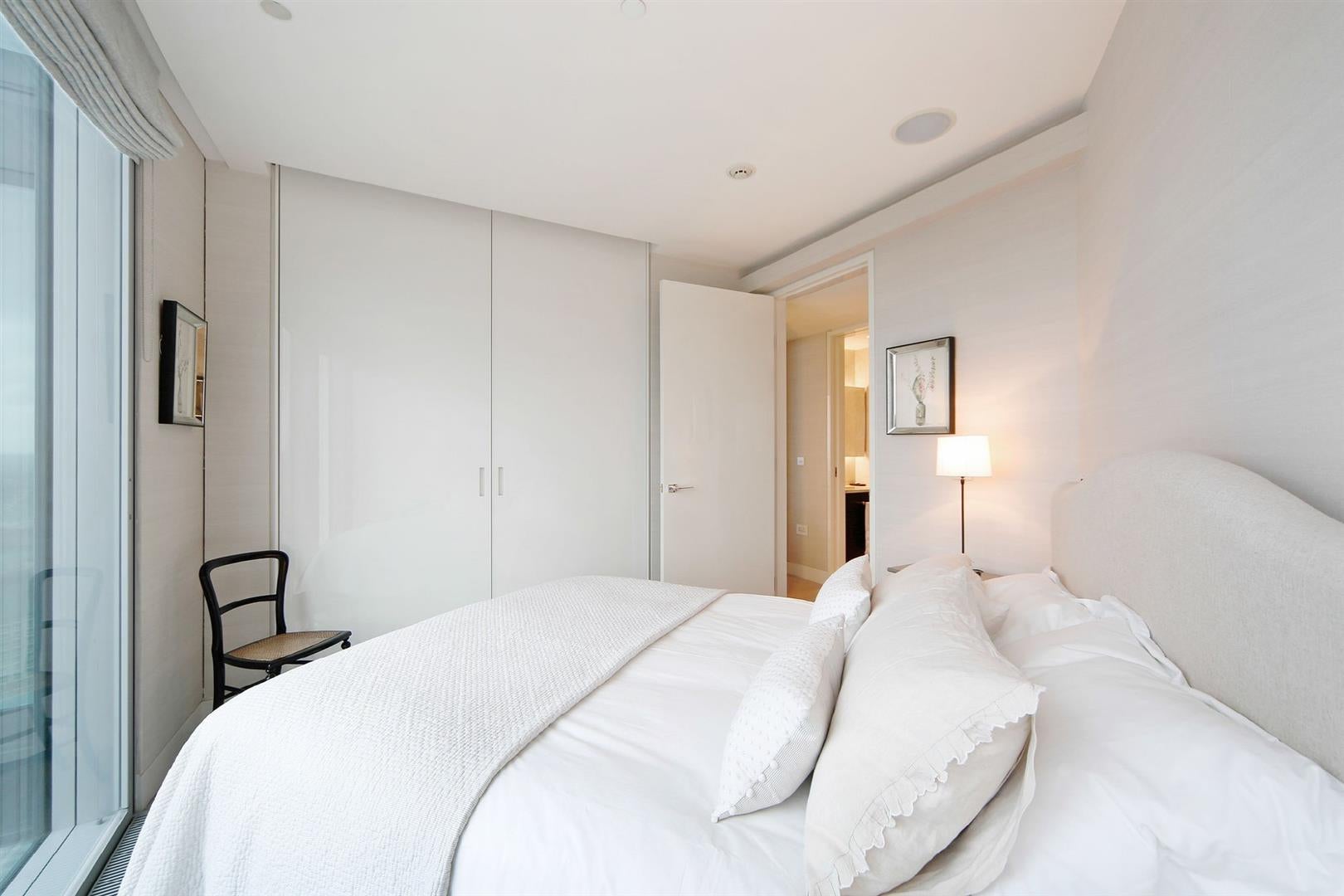 Flat Nine Elms Lane in Greater London