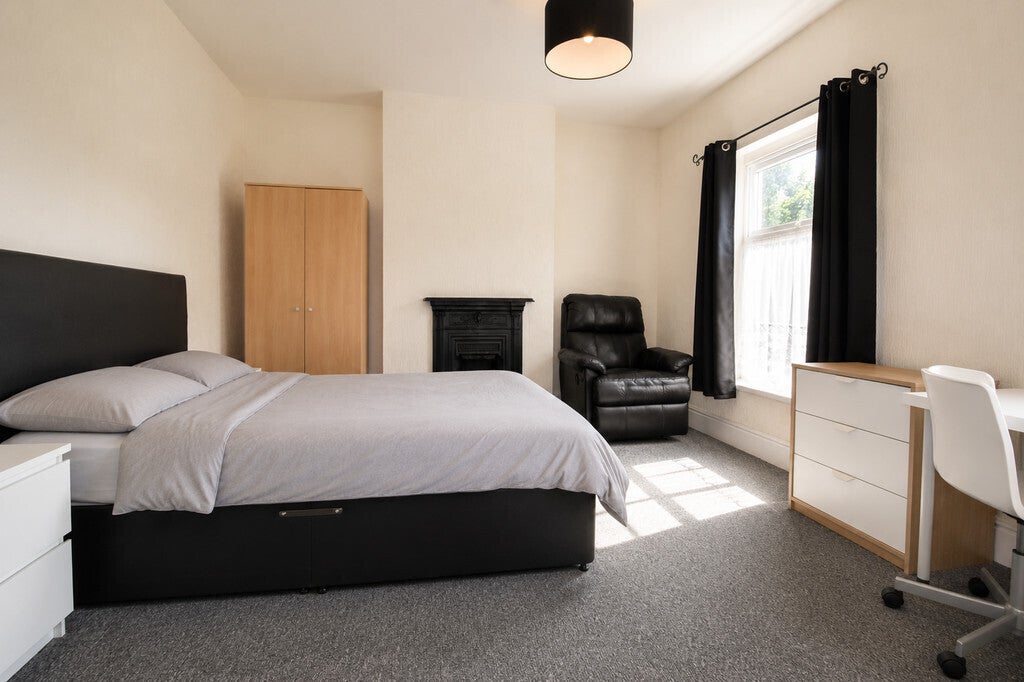 Room Hollis Road in Coventry