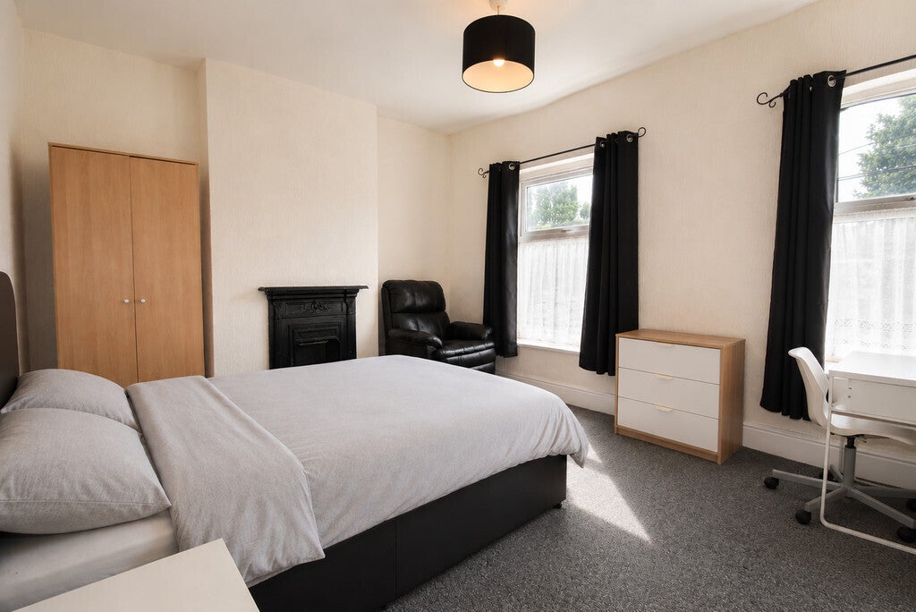 Room Hollis Road in Coventry