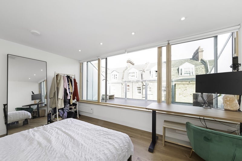 Room Mears Close in Greater London