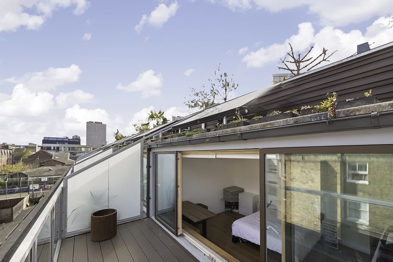 Room Mears Close in Greater London