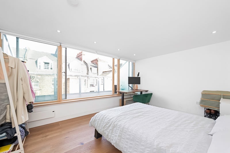 Room Mears Close in Greater London