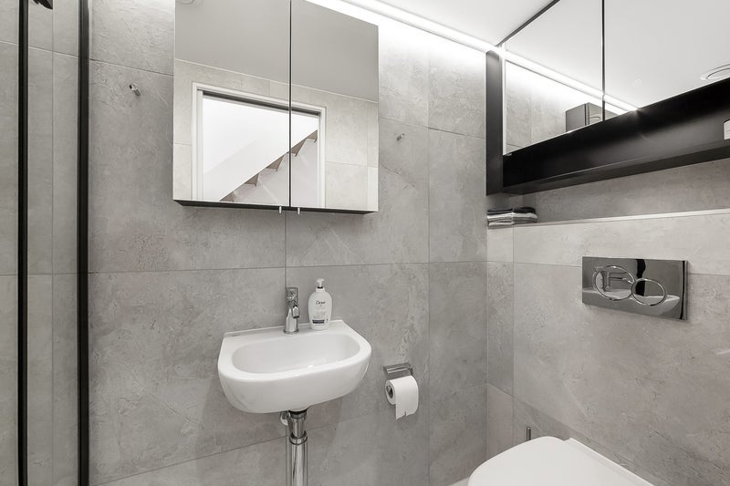 Room Mears Close in Greater London