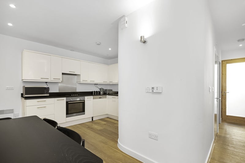 Room Mears Close in Greater London