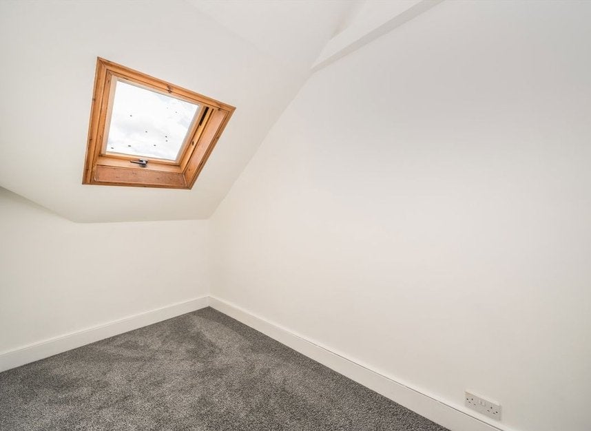Flat Gleneagle Road in Greater London
