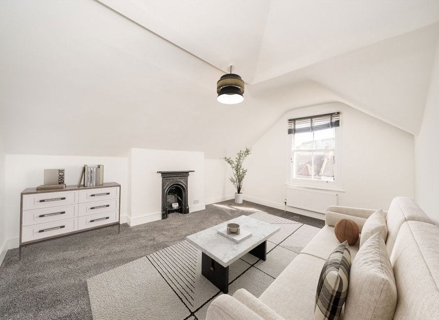 Flat Gleneagle Road in Greater London